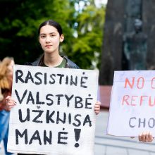 Savanoriai prie Vyriausybės piketavo dėl politikos migrantų atžvilgiu: rasistinė valstybė užknisa