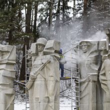 Vilnius nepaiso JT komiteto perspėjimų: pradėtos ardyti sovietinės skulptūros