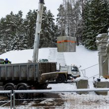 Vilniaus Antakalnio kapinėse nukeltos sovietinės skulptūros