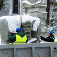 Vilniaus Antakalnio kapinėse nukeltos sovietinės skulptūros