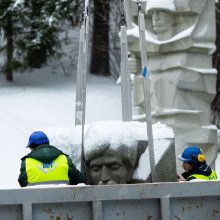 Vilniaus Antakalnio kapinėse nukeltos sovietinės skulptūros