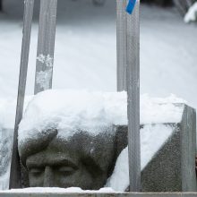 Vilniaus Antakalnio kapinėse nukeltos sovietinės skulptūros