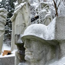 Vilniaus Antakalnio kapinėse nukeltos sovietinės skulptūros