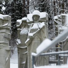 Vilniaus Antakalnio kapinėse nukeltos sovietinės skulptūros