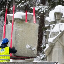 Vilniaus Antakalnio kapinėse nukeltos sovietinės skulptūros