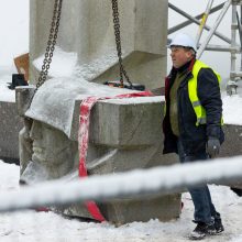 Vilniaus Antakalnio kapinėse nukeltos sovietinės skulptūros