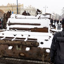 Prie rusų tanko kilo konfliktas: su gėlėmis atėjęs vyras gavo smūgį?