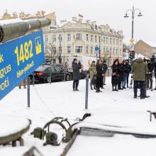 Prie rusų tanko kilo konfliktas: su gėlėmis atėjęs vyras gavo smūgį?