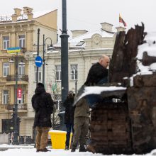 Prie rusų tanko kilo konfliktas: su gėlėmis atėjęs vyras gavo smūgį?