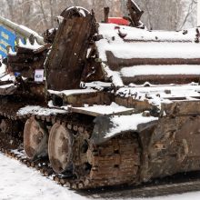 Prie rusų tanko kilo konfliktas: su gėlėmis atėjęs vyras gavo smūgį?