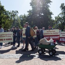 Prie Seimo – piketas: ragina nedrausti kailinių žvėrelių verslo