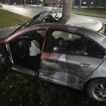 Kaune „Peugeot“ nuskynė troleibusų laidų stulpą
