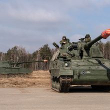 Lietuvos kariuomenė sustiprino artileriją: gavo visas 18 savaeigių haubicų