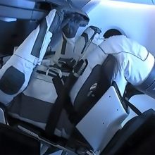 „SpaceX“ pilotuojamas erdvėlaivis saugiai sugrįžo į Žemę po istorinės misijos