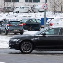 Žiemiškas rytas: eismo sąlygas sunkina snygis, šlapdriba ir plikledis