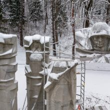 Antakalnio kapinėse nukeltos sovietinės skulptūros – Grūto parkui