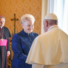 Prezidentė padėkojo popiežiui už vizitą į Lietuvą, įteikė medaus