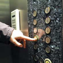 Dėl sugedusio lifto bendrijos pirmininkui galva nesopa