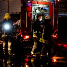 Raseinių rajone ugniagesiai skubėjo gesinti daugiabučio namo stogo