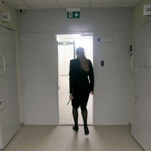 Nuteistajam padėjusi Lietuvos kalėjimų tarnybos pareigūnė įtariama piktnaudžiavimu
