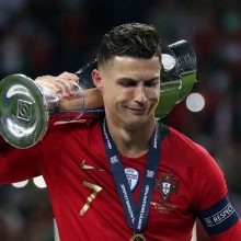 Emocijos: pernai iškovotu pagrindiniu Tautų lygos trofėjumi portugalas C.Ronaldo džiaugėsi savaip.