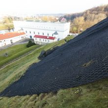 Gedimino kalne – pavojus pėsčiųjų takui ir gynybinės sienos fragmentui