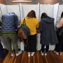 Australijoje – įtempti rinkimai: kandidatai apmėtyti kiaušiniais