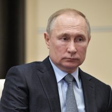 Stebina toliau: V. Putinas prakalbo apie valdžios perdavimo planą