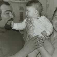 1981 metai. Laimingi tėvai su dukrele Asmik, mamos iki šiol vadinama Astute