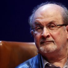 Per užpuolimą subadytas rašytojas S. Rushdie prijungtas prie kvėpavimo aparato