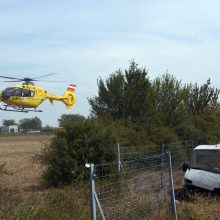 Trys neteisėti migrantai žuvo Austrijoje apvirtus juos vežusiam autobusui