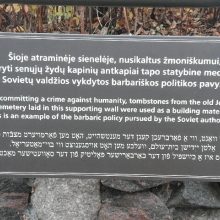 Sovietmečiu iškilę statiniai iš žydų antkapių pažymėti atminimo lentomis