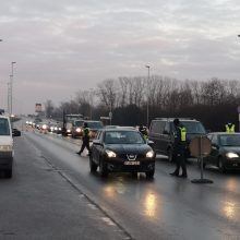 Raginimui likti namuose pakluso ne visi: šimtai keliaujančiųjų tikslo nepasiekė