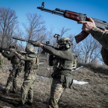 Lietuva į Ukrainą siųs ginkluotės, taip pat pripučiamų valčių, civilinės saugos priemonių