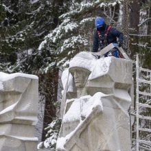 Antakalnio kapinėse nukeltos sovietinės skulptūros – Grūto parkui