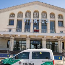 Į karantiną bus uždaromi visi atskridusieji į Vilnių, viešbučius saugos policija