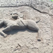 Entuziastas džiugina poilsiautojus smėlio skulptūromis