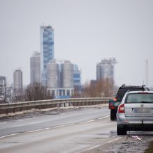 Duobės kelyje Jakai–Rimkai ir vėl kiurdė padangas