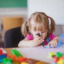 Darželiuose nemažai laisvų vietų, bet nusidriekė laukiančiųjų eilė: kas vyksta?