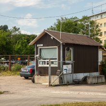 Aukcione – trys mokyklos ir keistoki objektai