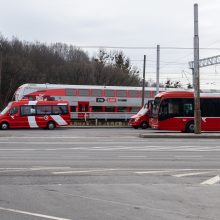 Automobilių aikštelė virš bėgių: utopinė konservatorių idėja?