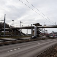 Automobilių aikštelė virš bėgių: utopinė konservatorių idėja?