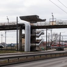 Automobilių aikštelė virš bėgių: utopinė konservatorių idėja?