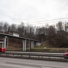 Automobilių aikštelė virš bėgių: utopinė konservatorių idėja?