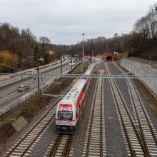 Automobilių aikštelė virš bėgių: utopinė konservatorių idėja?