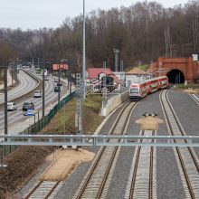 Automobilių aikštelė virš bėgių: utopinė konservatorių idėja?