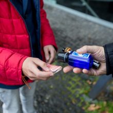 Siūlo bausti elektroninių cigarečių perpardavinėtojus: ar tikrai pasiteisins, jei baudas mokės tėvai