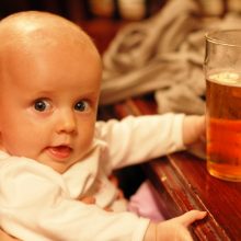 Lietuvos tėvų eksperimentai: rūkyta dešra ir alus kūdikiams