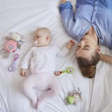 Kūdikiai pirmuosius gyvenimo metus turėtų miegoti tėvų kambaryje