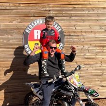 Triumfas: už tai, kad sparčiai tobulėja motociklų kroso trasoje, A.Kavaliauskas turi būti dėkingas ne tik treneriui, bet ir tėčiui. Saldi pergalės akimirka.
